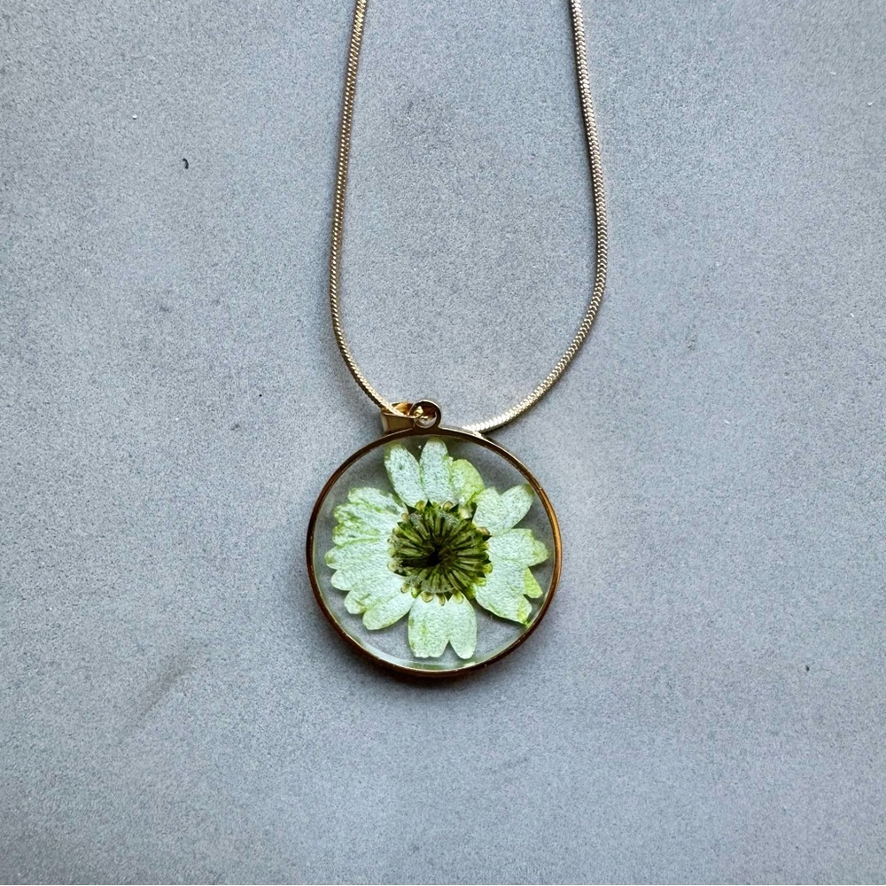 Handmade Dried Green Daisy Gold Pendant Necklace - Picture 4 of 4